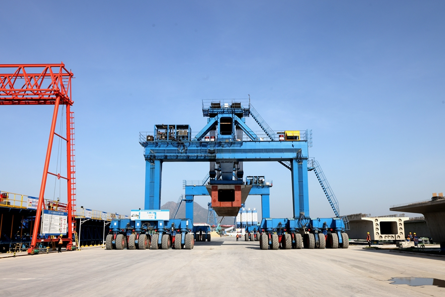 在漳汕高铁东山制梁场，搬运机器正在搬运箱梁。李响摄