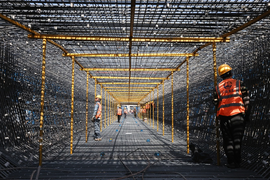 在漳汕高铁东山制梁场，施工人员正在绑扎桥梁钢筋。李响摄